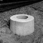 836685 Afbeelding van de betonnen voet voor een bovenleidingsmast tijdens de werkzaamheden ten behoeve van de ...
